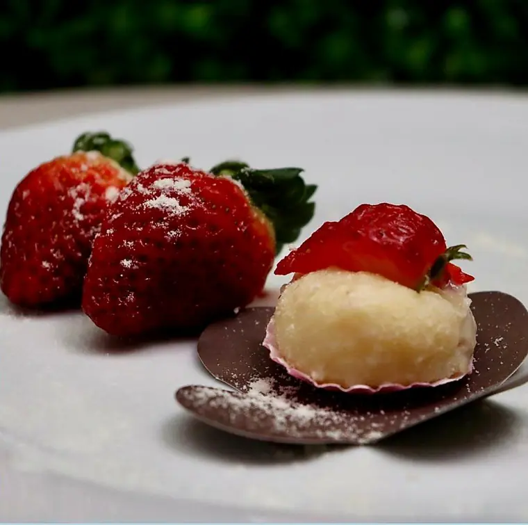 Brigadeiro de ninho com morango da L.P Brigadeiros